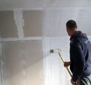 Як клеїти шпалери на фарбу Для того щоб освіжити стіни своєї